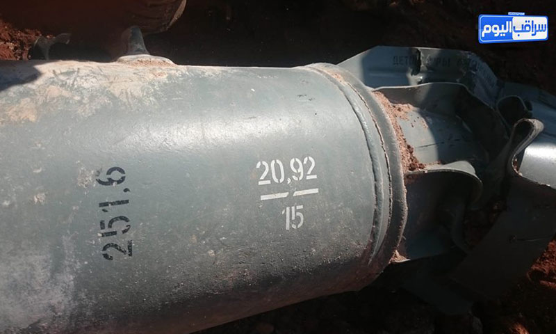إحدى الصواريخ العنقودية التي ألقيت على مدينة سراقب- الأحد 7 آب (فيس بوك)