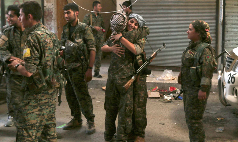 مقاتلو ومقاتلات قوات "سوريا الديمقراطية" داخل مدينة منبج - 10 آب (Reuters)