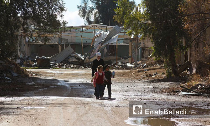 أطفال في أحد شوارع مدينة داريا 7 تموز 2016 (عنب بلدي)