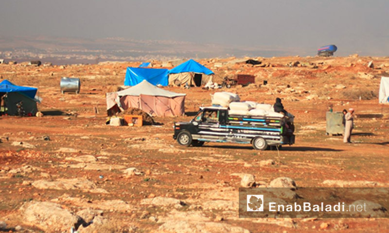 شاحنة "حلفاوية" تتوسط خيم النازحين في ريف حماة (عنب بلدي)