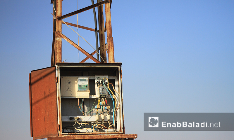 محول تيار كهربائي مثبت على برج في إدلب (عنب بلدي)