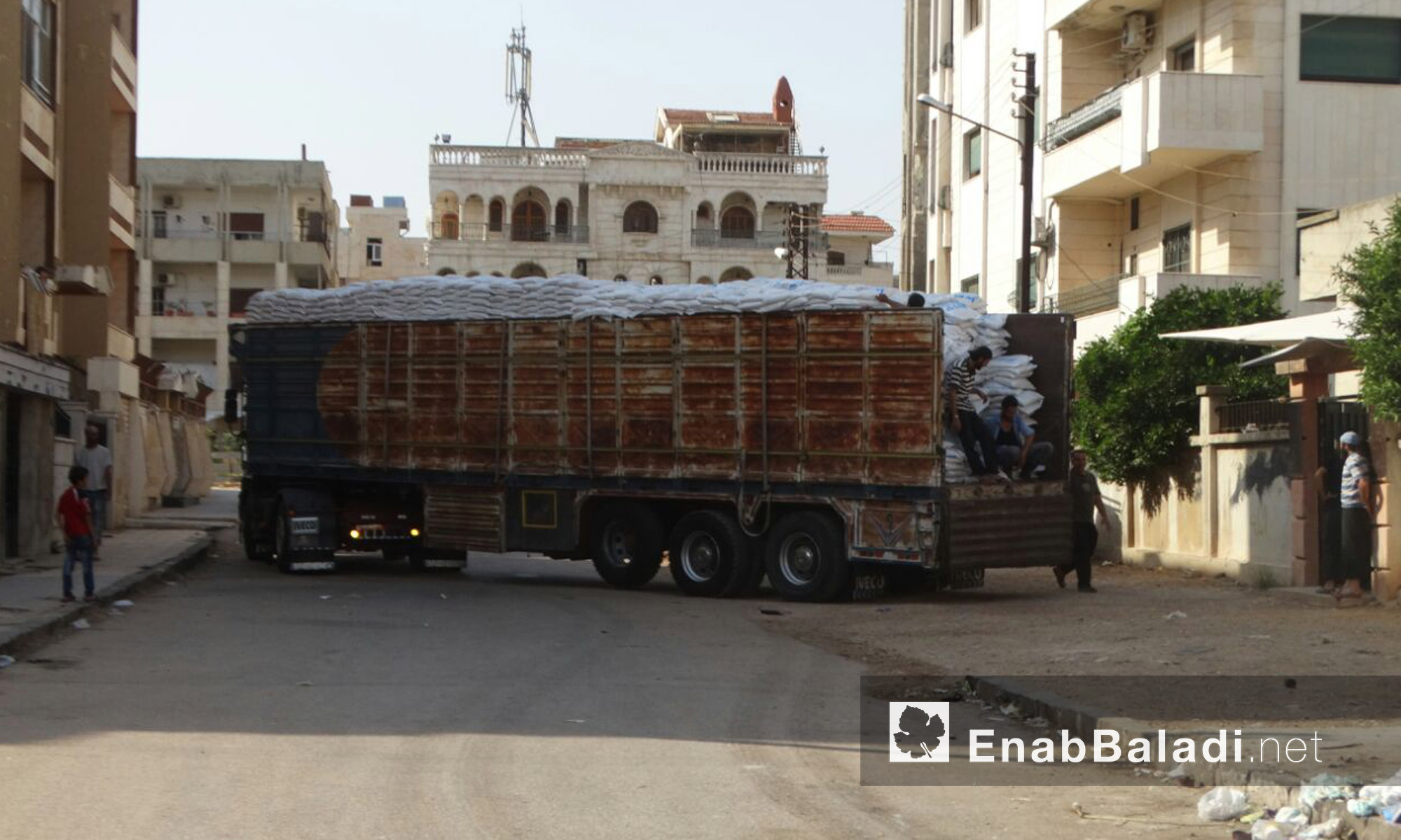 شاحنات القافلة الإنسانية داخل حي الوعر المحاصر في حمص - الثلاثاء 23 آب (عنب بلدي)