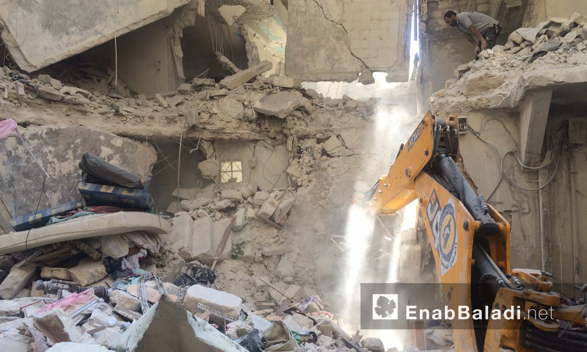 آليات الدفاع المدني تزيل آثار القصف على حي السكري في حلب - الاثنين 5 أيلول (عنب بلدي)