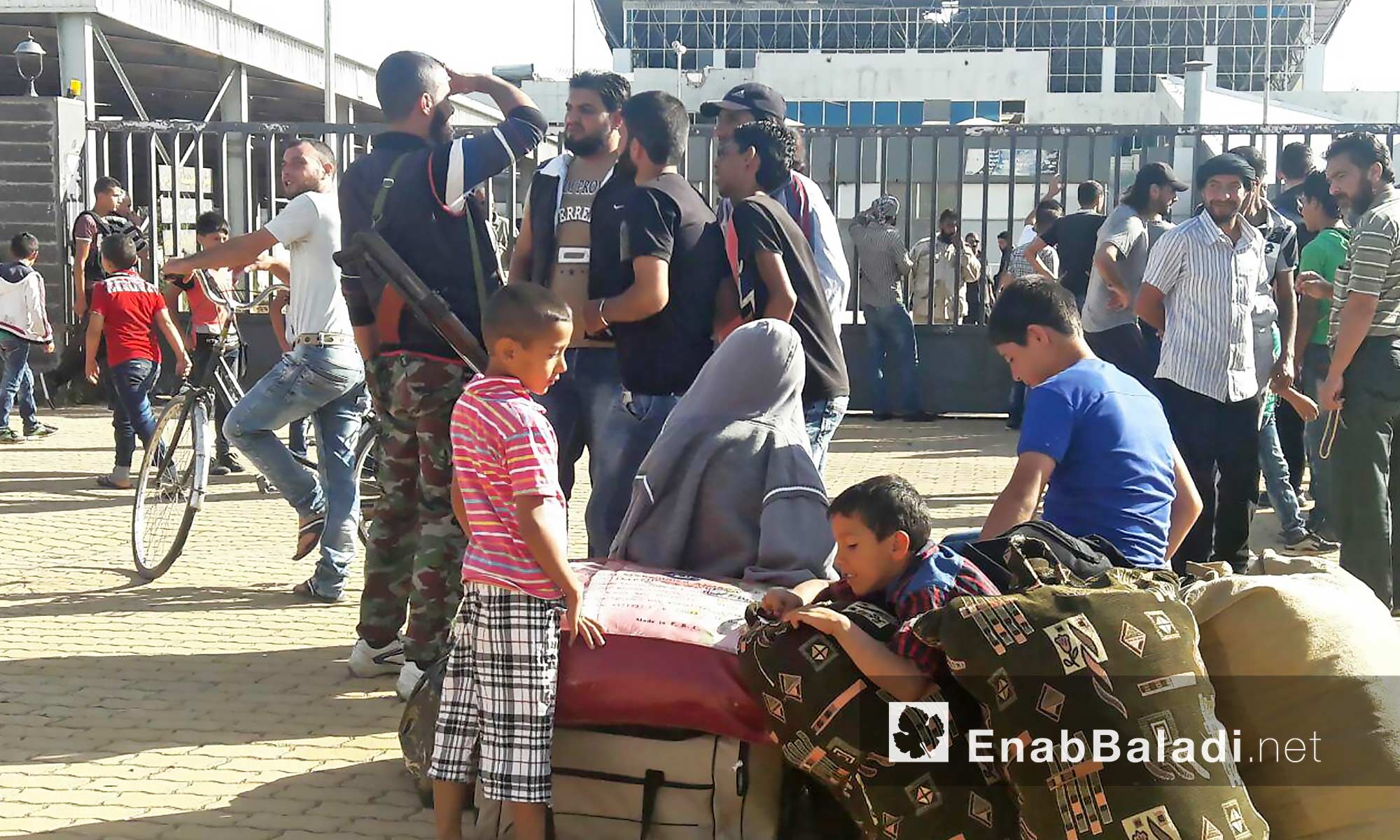أهالي حي الوعر يتجهزون للمغادرة نحو ريف حمص الشمالي - 26 أيلول 2016 (عنب بلدي)