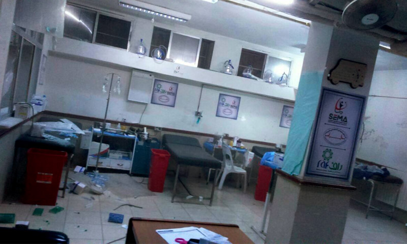 مشفى العيادات في إدلب بعد تدميره بالقصف - 30 آب (فيس بوك)