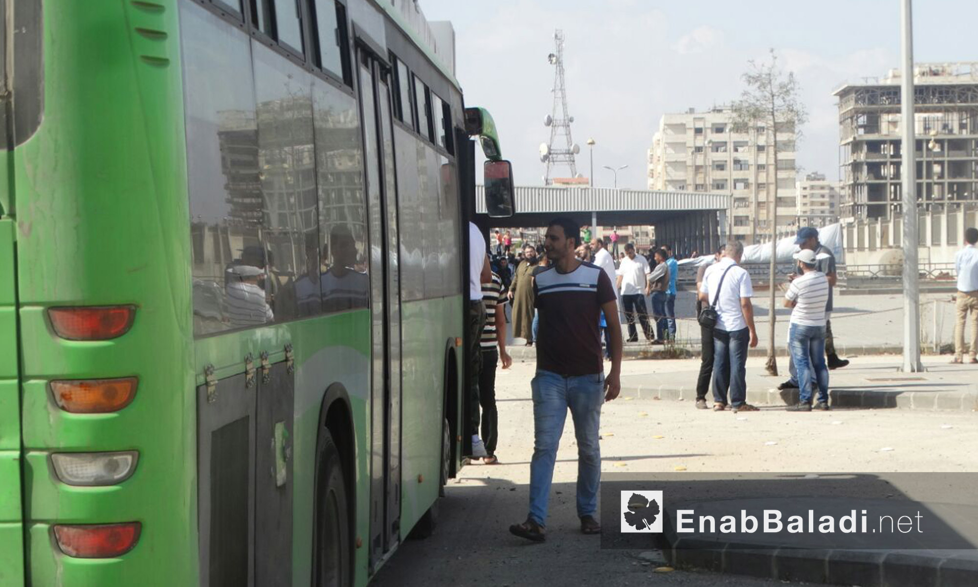 مقاتلو الوعر ينتظرون خروجهم إلى ريف حمص الشمالي - الخميس 23 أيلول (عنب بلدي)