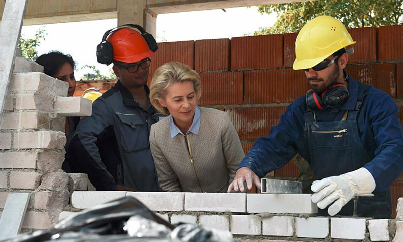 وزيرة الدفاع الألمانية، أورسولا فون دير ليين في موقع المشروع (وسائل إعلام ألمانية)