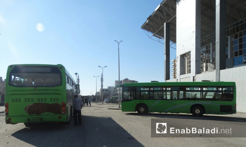 الباصات الخضراء داخل حي الوعر في حمص - الاثنين 19 أيلول (عنب بلدي)