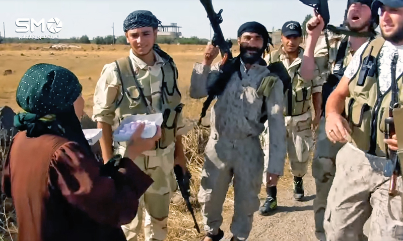 وضحة الحريري تقدم "الراحة الحورانية" لمقاتلي "الجيش الحر" - حزيران 2015 (الهيئة السورية للإعلام)