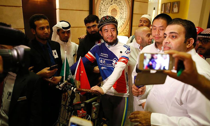 شاب صيني يصل إلى مكة المكرمة على دراجة هوائية (إنترنت)