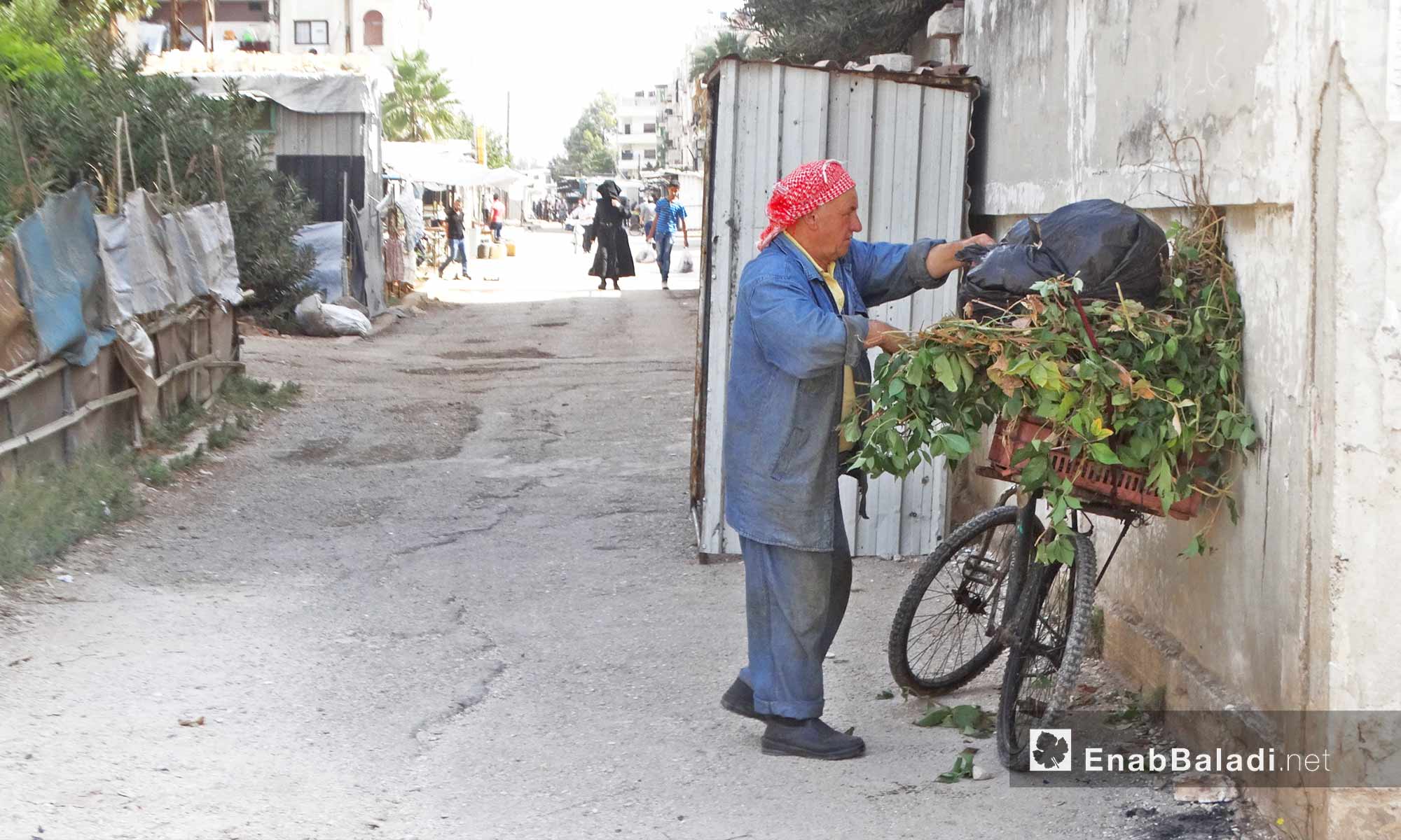 بائع خضار في حي الوعر بحمص - 11 تشرين الأول 2016 (عنب بلدي)