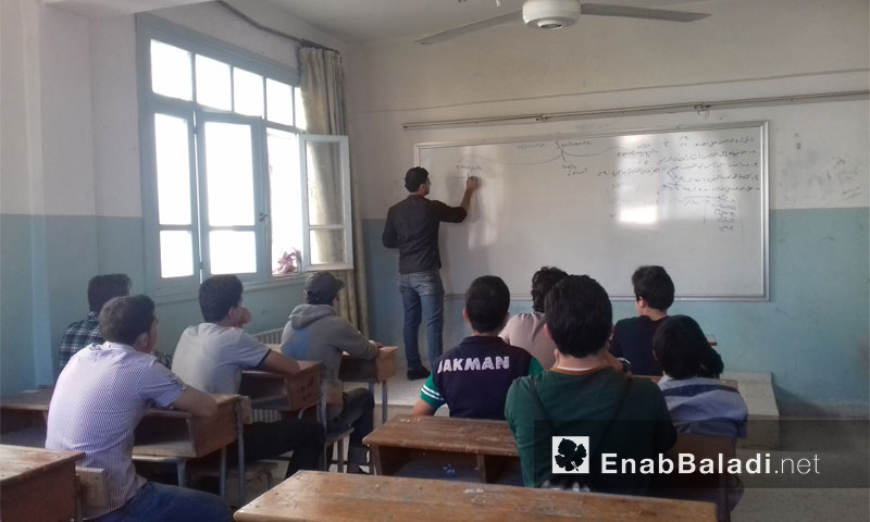 طلاب يحضرون درسًا في مدرسة المتنبي في إدلب تشرين الأول 2016 (عنب بلدي)