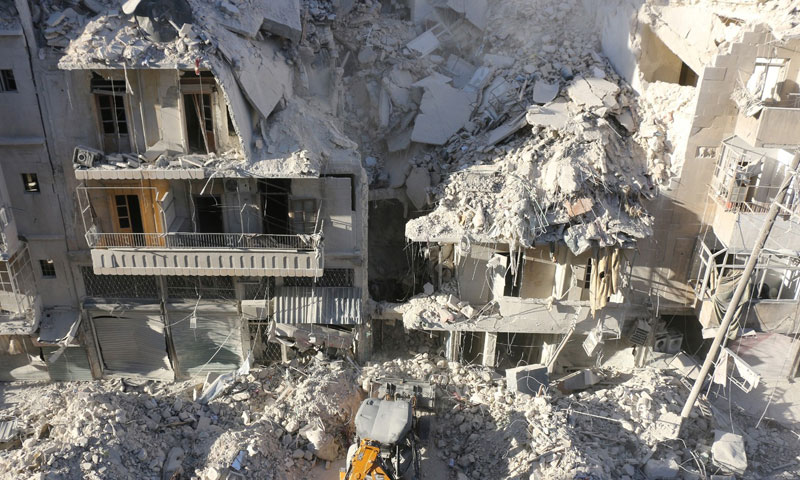 انهيار منزل كامل في مدينة حلب جراء غارة روسية- 24 أيلول (AFP)