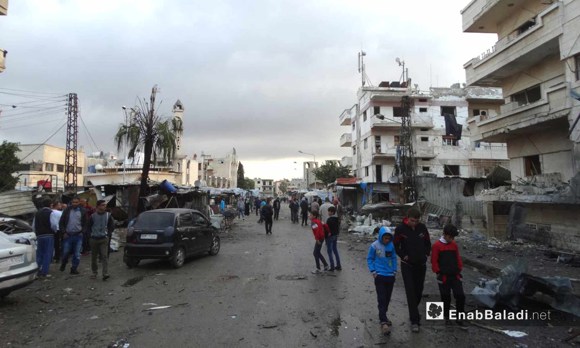 الأهالي  في شوارع حي الوعر بين الدمار بعد قصفه من قبل قوات الأسد- 16 تشرين الثاني 2016 (عنب بلدي)