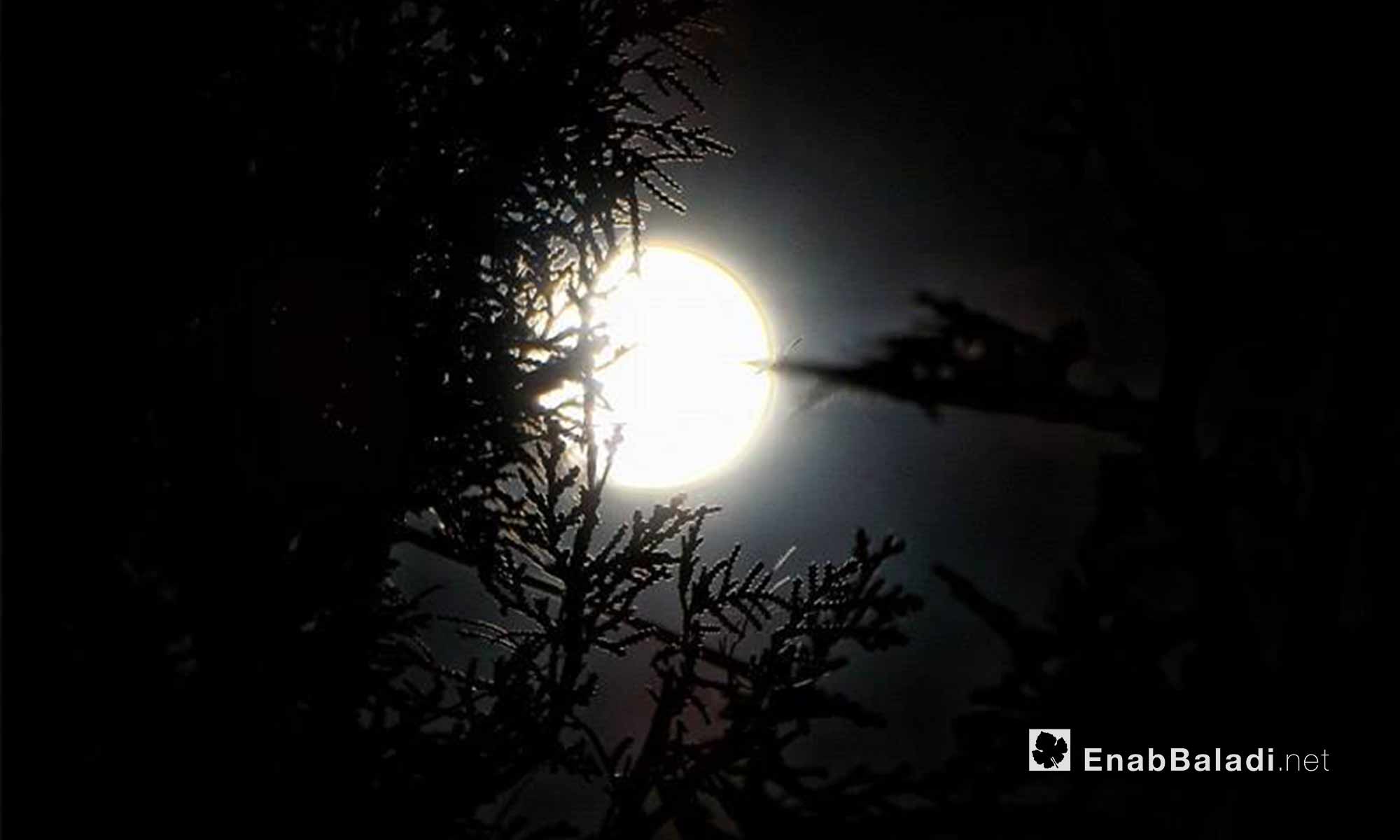 ظاهرة القمر العملاق في سماء حي الوعر بحمص - 14 تشرين الثاني 2016 (عنب بلدي)