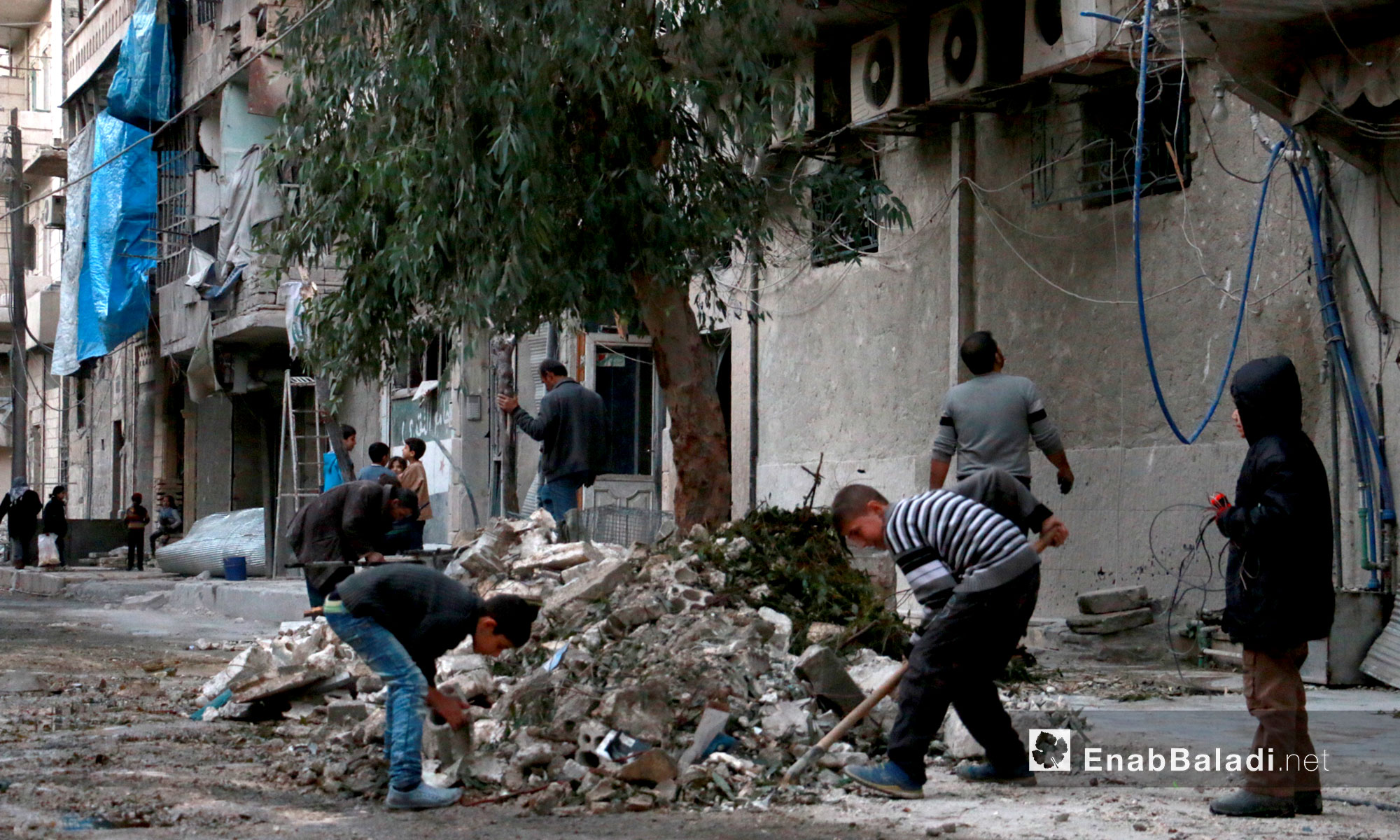 أطفال ينظفّون ركام القصف في حي الشعار بحلب - 17 تشرين الثاني  2016 (عنب بلدي)