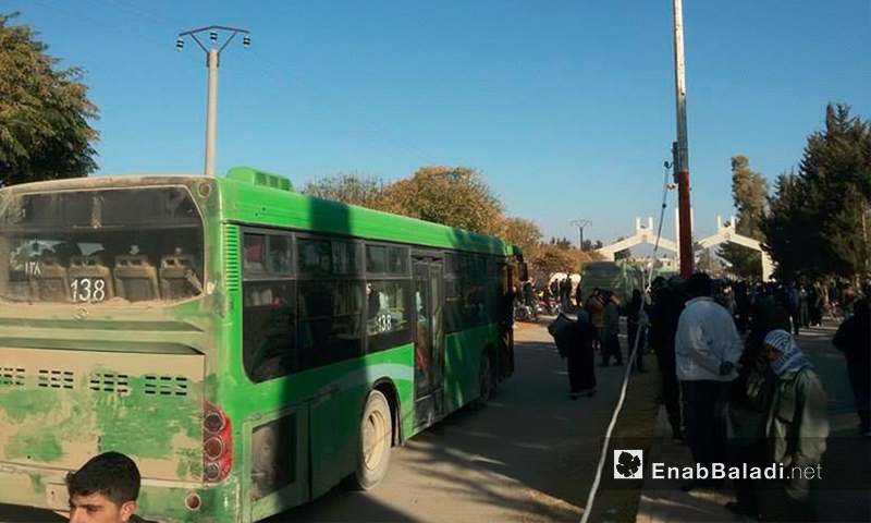 أهالي خان الشيح في ريف دمشق ينتظرون الخروج إلى ريف إدلب - 28 تشرين الثاني 2016 (عنب بلدي)
