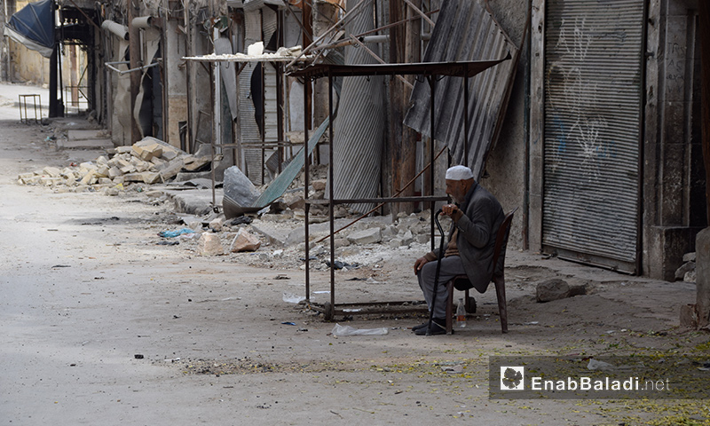 رجل يجلس بين الدمار داخل أحد أحياء حلب القديمة - 15 تشرين الثاني 2016 (عنب بلدي)