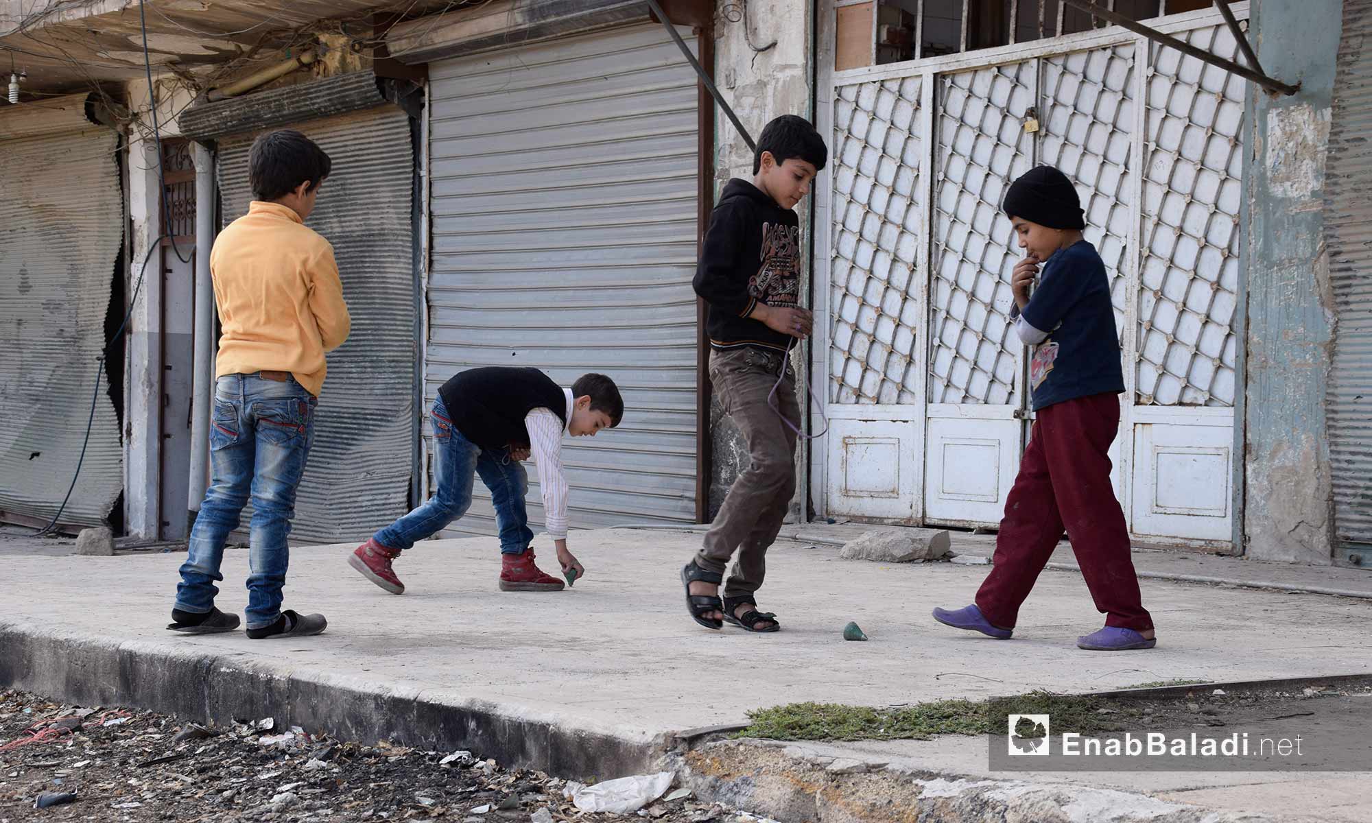 مراسل عنب بلدي في مدينة حلب التقط صورًا للأطفال، الاثنين 21 تشرين الثاني، في حي القاطرجي أثناء تغطيته القصف على الحي، في ذات اليوم الذي أصيب فيه بشظايا استقرت في كتفه، جراء غارة بالصواريخ العنقودية على حي المواصلات.