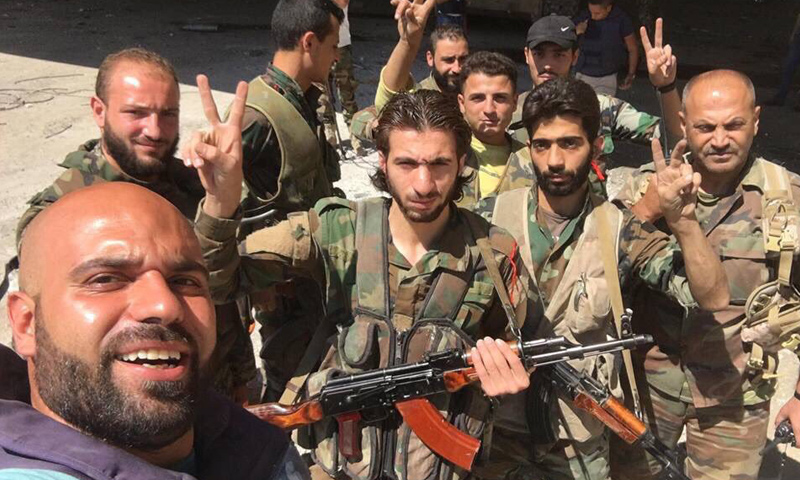 الإعلامي ربيع كله وندي مع عناصر من قوات الأسد (انترنت)