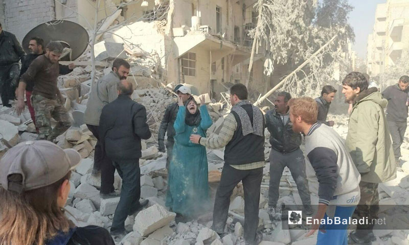 امرأة تبكي أقرباءها في حي كرم الطحان بمدينة حلب- السبت 26 تشرين الثاني (عنب بلدي