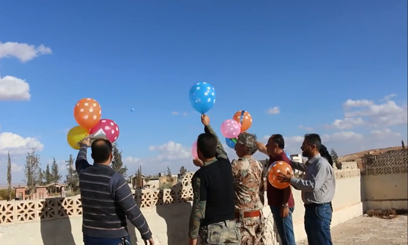ناشطون سوريون يطلقون البالونات في سماء ريف حلب - تشرين الثاني 2016 (يوتيوب)