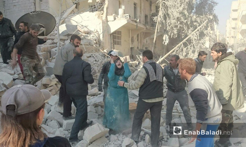 امرأة تبكي أقرباءها في حي كرم الطحان بمدينة حلب- السبت 26 تشرين الثاني (عنب بلدي)