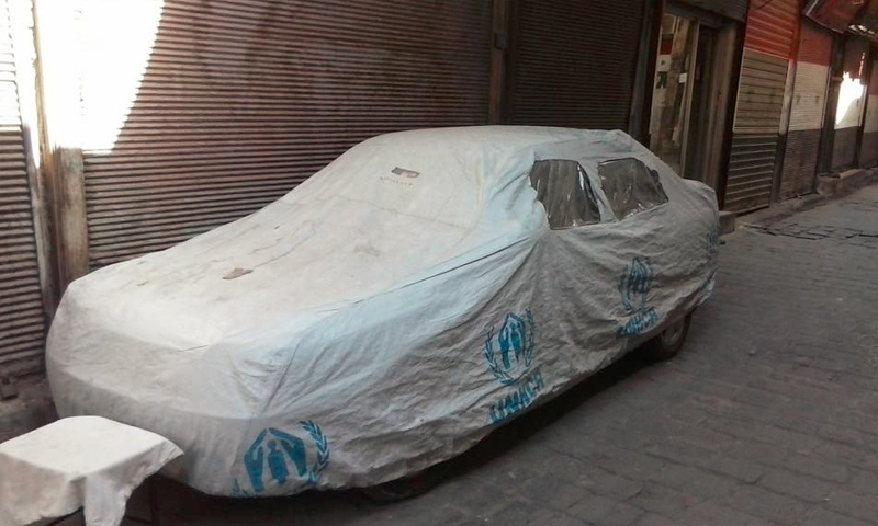 صورة تظهر أقمشة مفوضية اللاجئين تغطي سيارات في دمشق - 7 تشرين الثاني (الباحث الأمريكي سام هيلر في تويتر)