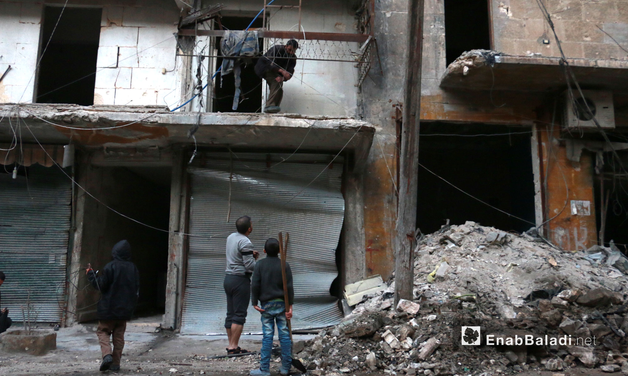 رجال يتفقدون البيوت في محاولة للبحث عن ناجين في حي الشعار بحلب - 17 تشرين الثاني 2016 (عنب بلدي)