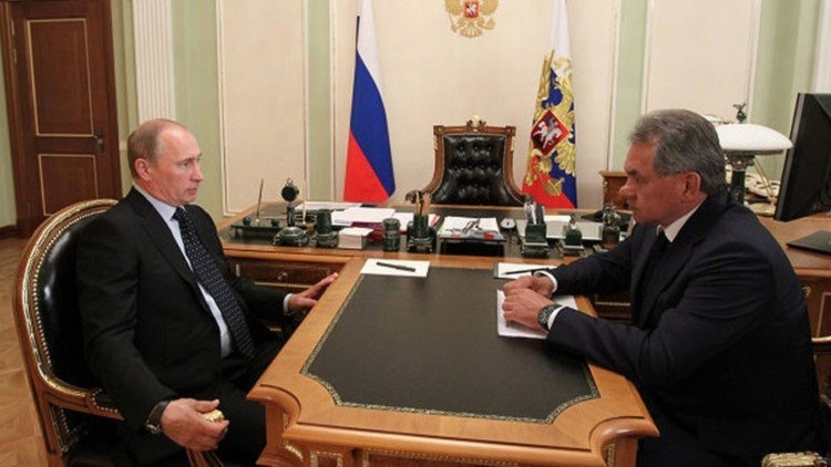 الرئيس الروسي فلاديمير بوتين مع وزير الخارجية سيرغي شويغو_(انترنت)