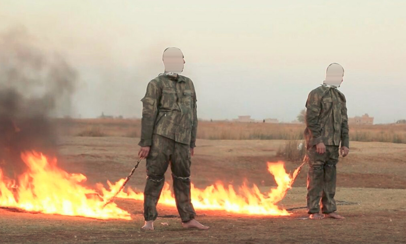 صورة تظهر حرق الجنديين التركيين من قبل تنظيم "الدولة الإسلامية" - 22 كانون الأول 2016 (إصدار درع الصليب الذي بثه التنظيم)