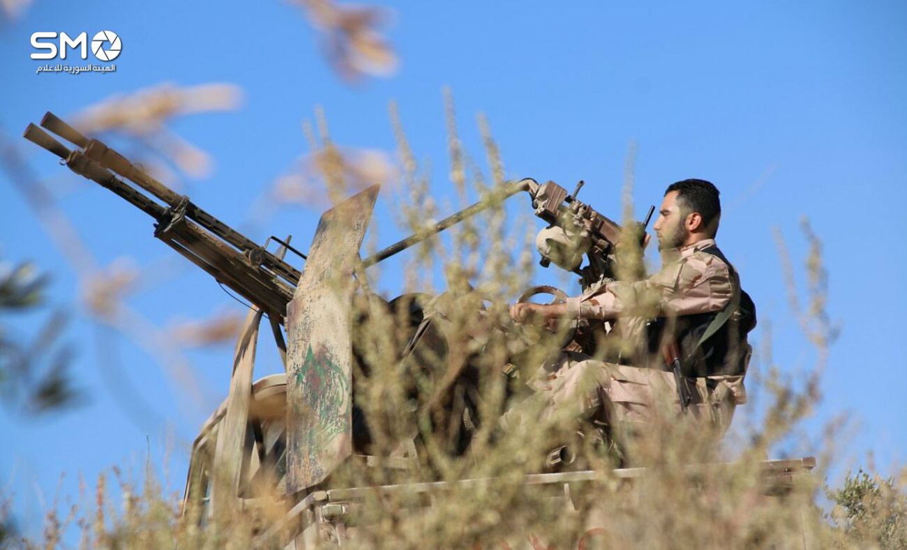 مقاتلٌ يعتلي عربة تابعة لـ "الجيش الحر" بريف درعا - تشرين الأول 2016 (الهيئة السورية للإعلام)