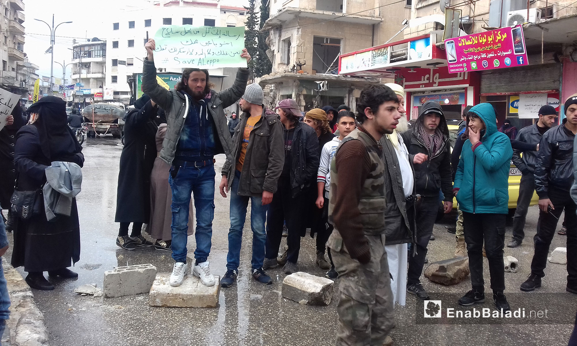 مظاهرة في ساحة الساعة بإدلب تضامناً مع حلب - 14 كانون الأول 2016 (عنب بلدي)