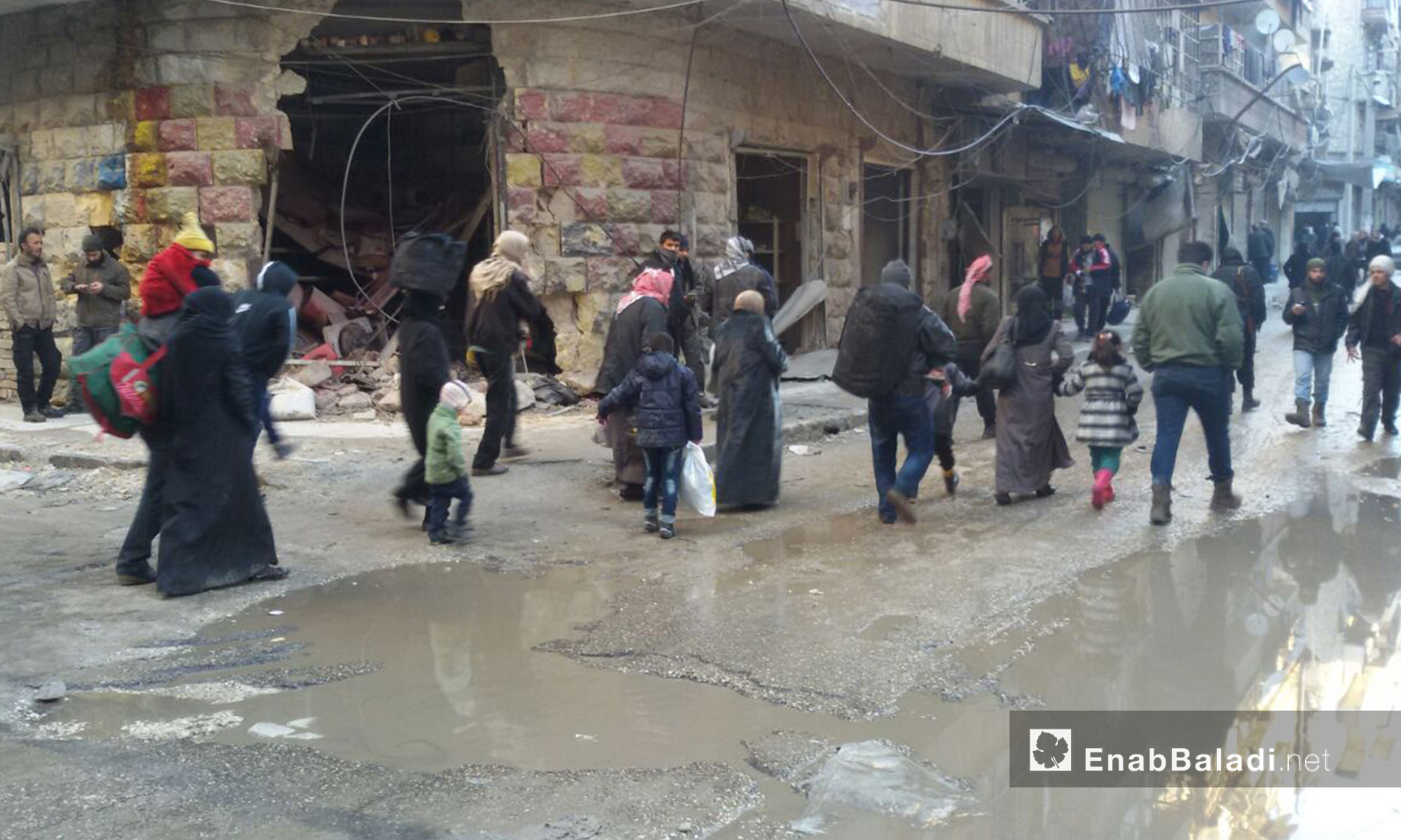  خروج المدنيين والجرحى باتجاه معبر الراموسة بانتظار إجلائهم خارج مدينة حلب - 15 كانون الأول 2016 (عنب بلدي)