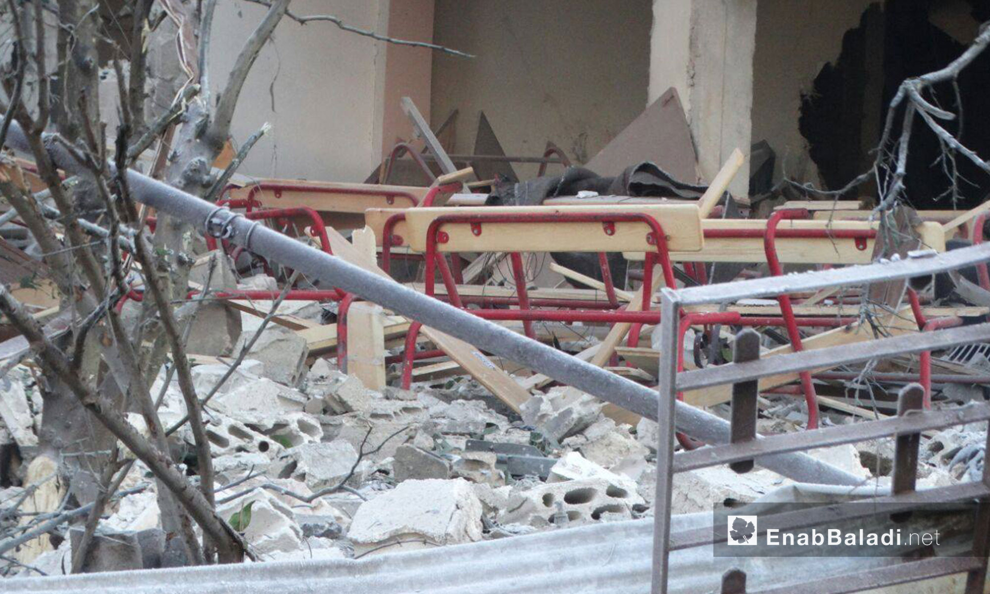 روضة أطفال طالها القصف على حي الوعر في مدينة حمص - 19 كانون الأول 2016 (عنب بلدي)