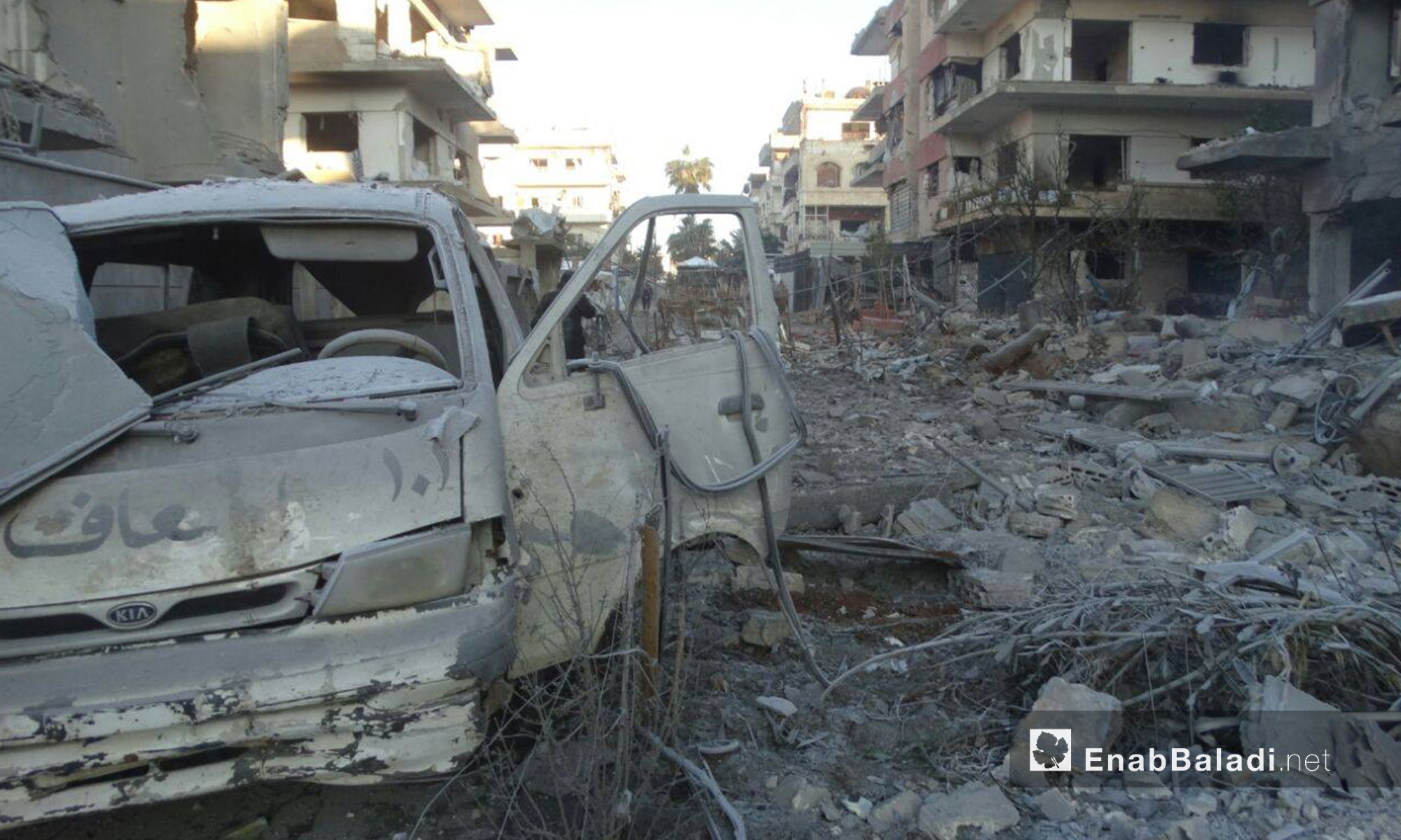 سيارة إسعاف تابعة للدفاع المدني طالها القصف على حي الوعر في مدينة حمص - 19 كانون الأول 2016 (عنب بلدي)