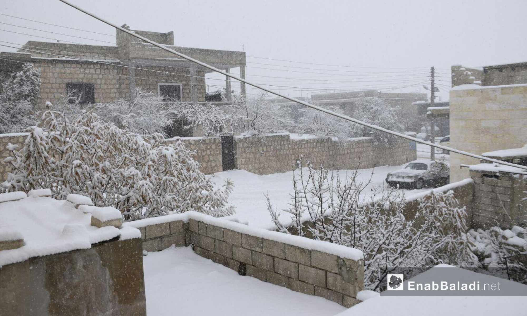 تساقط الثلوح على بلدة حاس بريف إدلب_21 كانون الأول_(عنب بلدي)