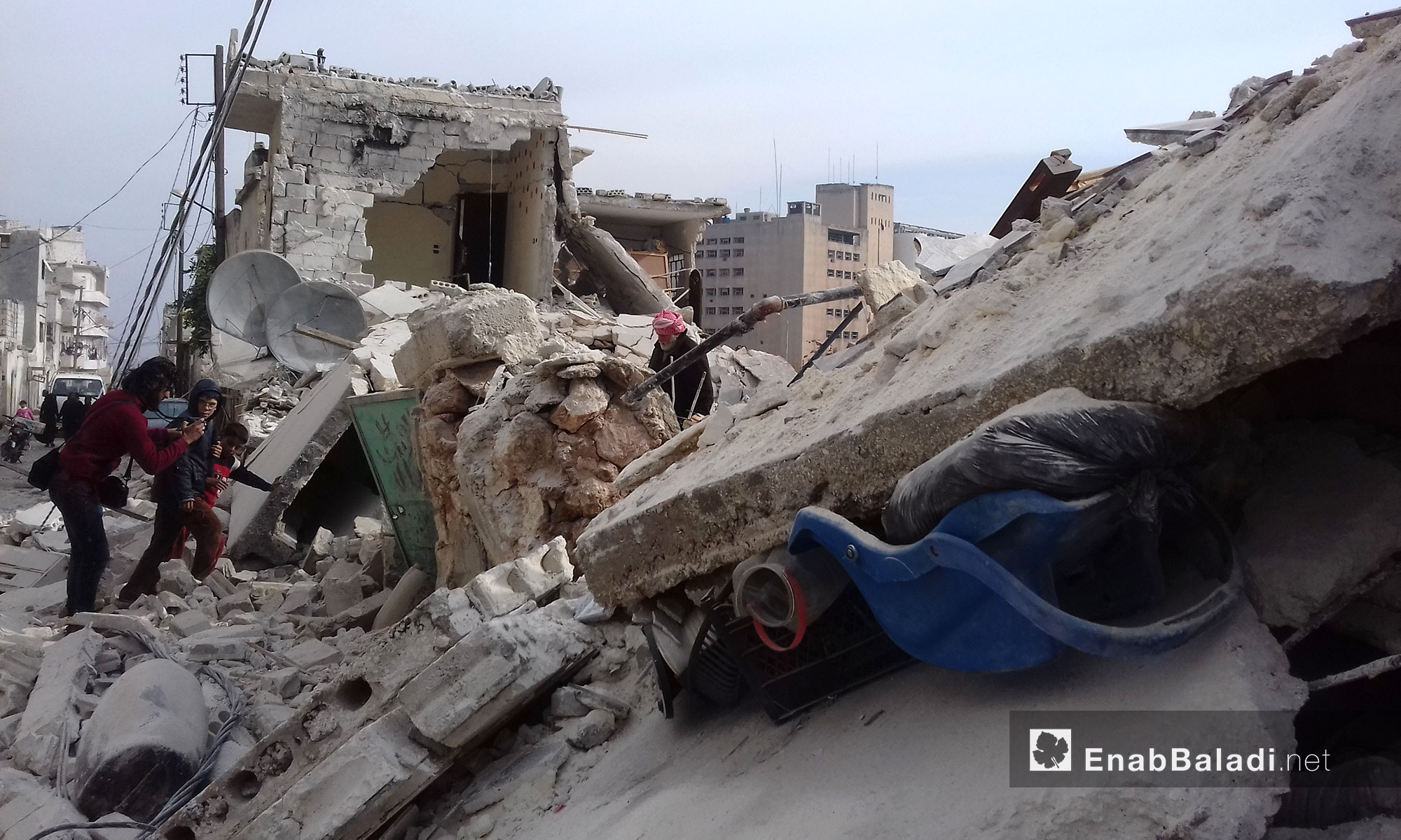 آثار القصف على المنطقة الشمالية من مدينة إدلب - 5 كانون الأول 
(عنب بلدي)
