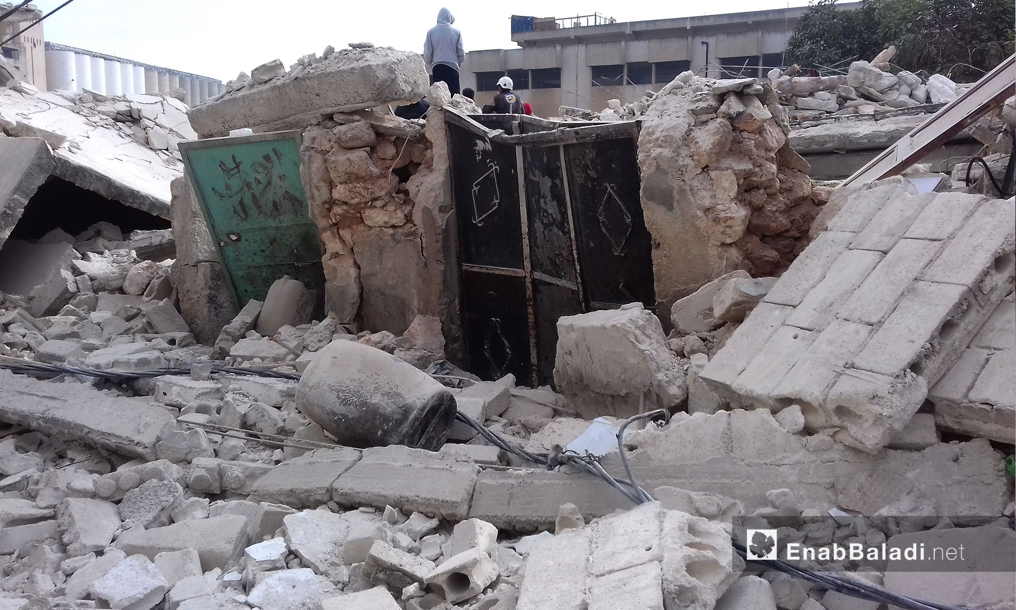 آثار القصف على المنطقة الشمالية من مدينة إدلب - 5 كانون الأول 
(عنب بلدي)