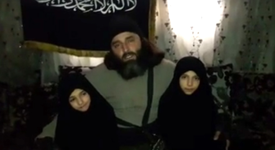 "أبو نمر" مع ابنتيه فاطمة وإسلام (فيس بوك)
