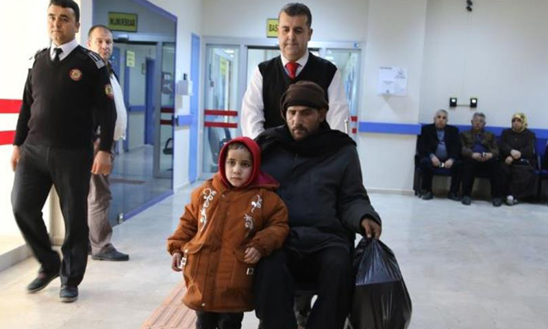 الطفلة مروى مع والدها في تركيا (الأناضول)