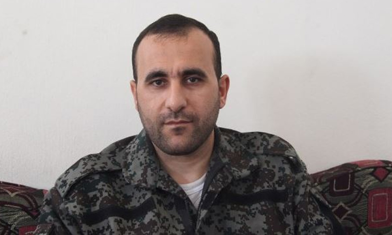 عمر رحمون، عندما كان ناطقًا باسم "جيش الثوار"، تحت اسم "طارق أبو زيد" - شباط 2016 (روناهي الكردية)