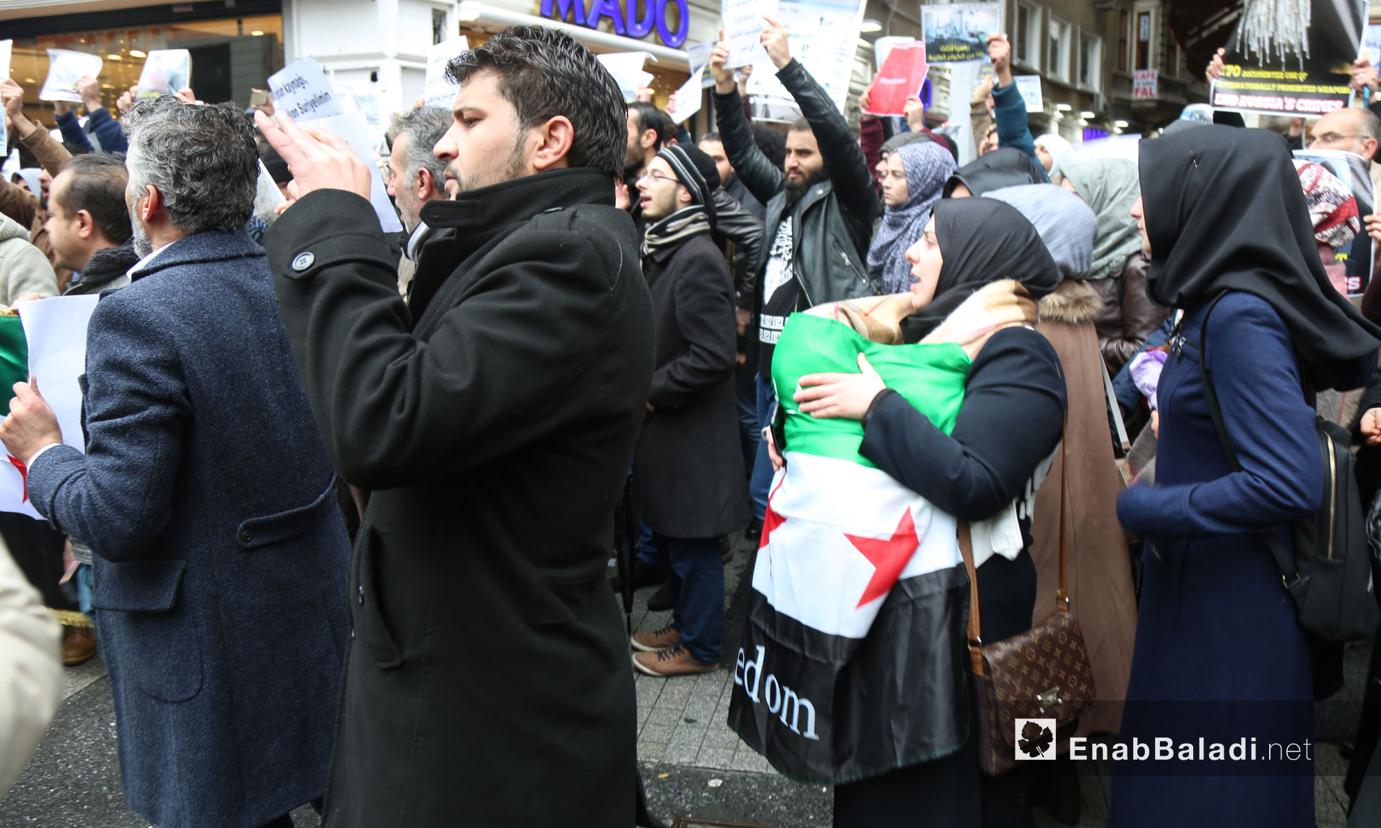 سوريون يتظاهرون أمام القنصلية الروسية في اسطنبول لنجدة حلب - 13 كانون الأول 2016 (عنب بلدي)