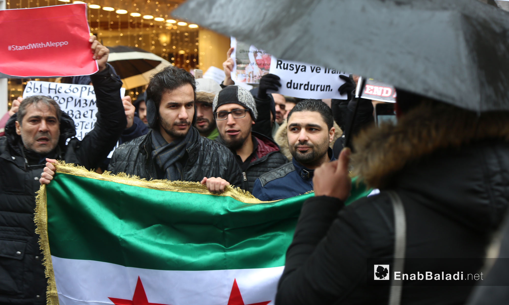 سوريون يتظاهرون أمام القنصلية الروسية في اسطنبول لنجدة حلب - 13 كانون الأول 2016 (عنب بلدي)