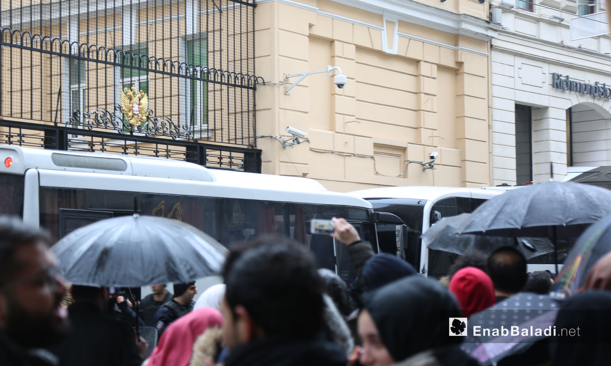 بوابة القنصلية الروسية في اسطنبول أثناء تظاهر السوريين أمامها - 13 كانون الأول 2016 (عنب بلدي)