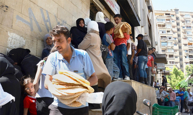 طابور لمواطنين أمام فرن خبز في العاصمة دمشق (إنترنت)