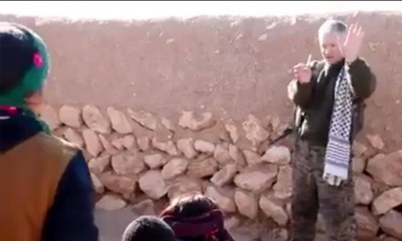 صورة من التسجيل المصور لعرض خفة نفذه مقاتل أجنبي في صفوف "سوريا الديمقراطية" غرب الرقة - 26 كانون الأول 2016 (فيس بوك)