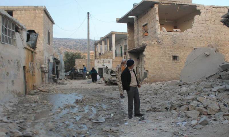 مدنيون في إحدى قرى ريف حلب الجنوبي (إنترنت)