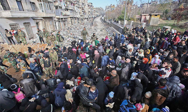 تجمع المدنيين في حاجز لقوات النظام في حي ميسلون 8 كانون الأول (AFP