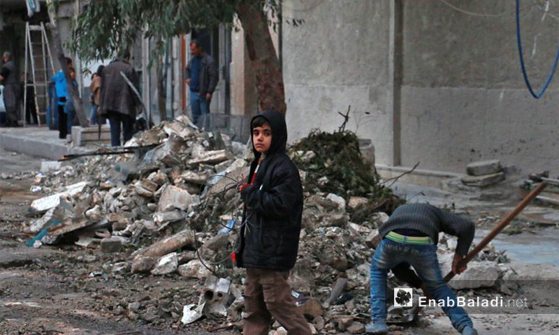 طفل بين آثار الدمار في حي الشعار بعد قصفه بالصواريخ الفراغية والبراميل - 18 تشرين الثاني 2016 (عنب بلدي)